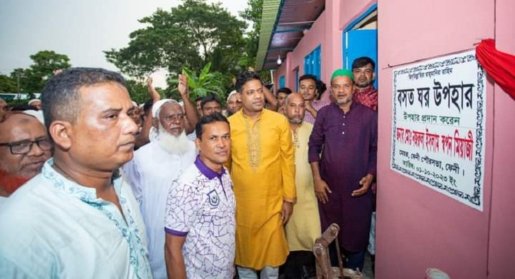 গৃহহীন সাফিয়াকে ঘর উপহার  দিলেন ফেনী পৌরসভার মেয়র স্বপন মিয়াজী 