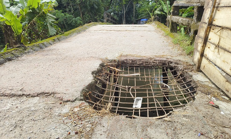 ভাঙা সেতু ঝুঁকি নিয়ে চলাচল   