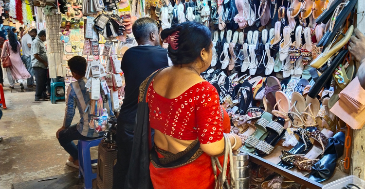 রাজধানীতে জমে উঠেছে পূজার কেনাকাটা