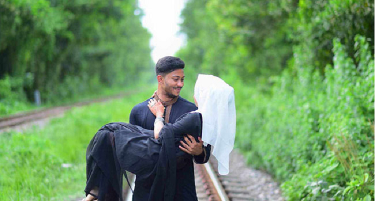 ফেনীতে  ছাত্রলীগ নেতা-নেত্রীর অন্তরঙ্গ ছবি  ভাইরাল