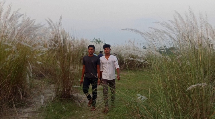 মন ছুটেছে ঐ সাদার মায়ায় 