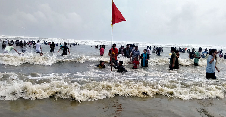 উত্তাল সমুদ্রে গোসলে মাতেন পর্যটকরা