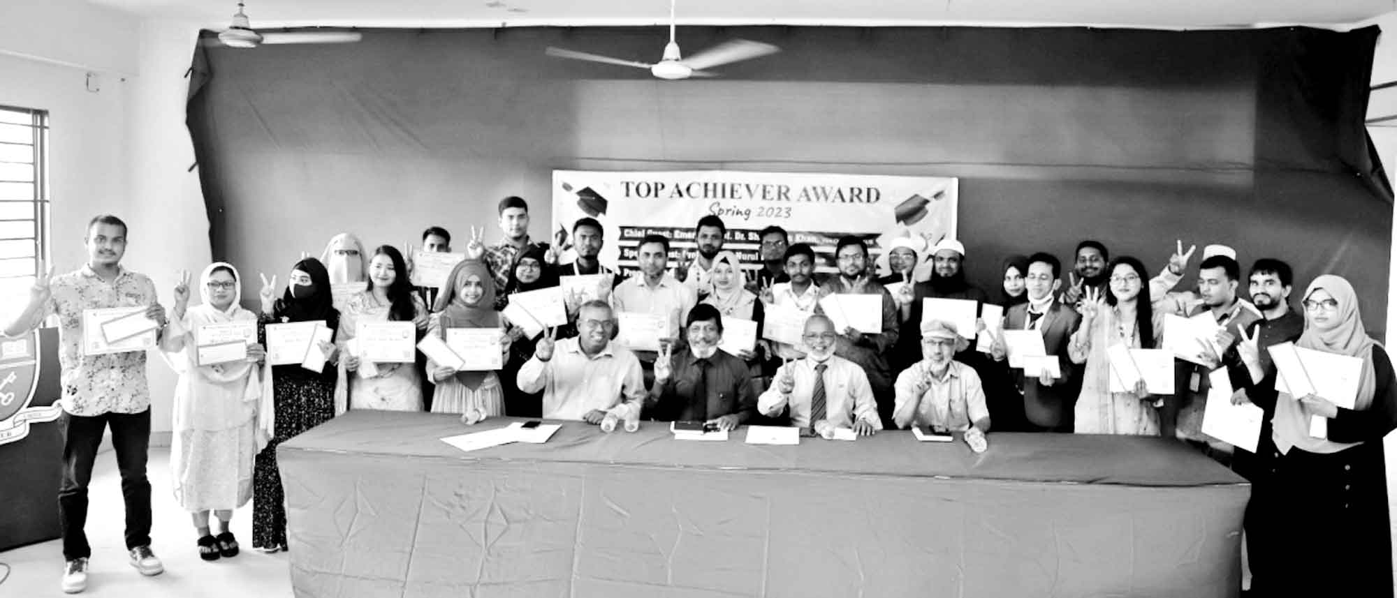 ৪২ শিক্ষার্থীকে টপ অ্যাচিভার অ্যাওয়ার্ড দিল এশিয়ান ইউনিভার্সিটি