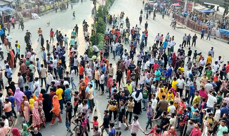 মিরপুরে সড়কে অবস্থান নিয়েছে পোশাক শ্রমিকরা, যান চলাচল বন্ধ