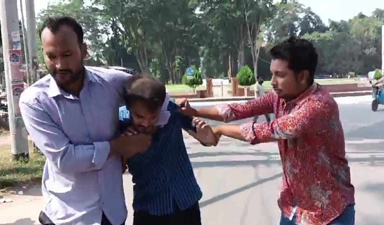 অবরোধে উত্তপ্ত রাবি ক্যাম্পাস : ছাত্রদলের ২ নেতাকে ছাত্রলীগের মারধর 