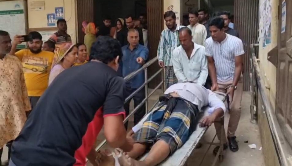 গাংনীতে সড়ক দুর্ঘটনায় স্কুলছাত্রসহ নিহত ২