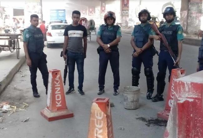 উত্তরায় ককটেল নিক্ষেপে এসআইসহ আহত তিন পুলিশ সদস্য