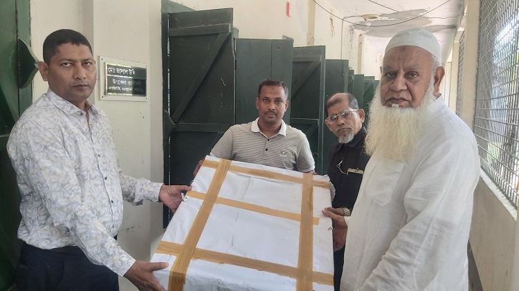 চরভদ্রাসনে মুক্তিযুদ্ধ ভিত্তিক বই ও ছবি হস্তান্তর