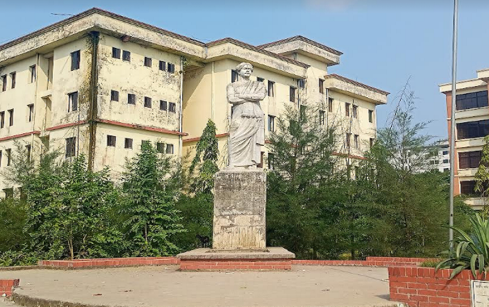 নজরুল বিশ্ববিদ্যালয়: ঝুলে আছে নজরুল ভাষ্কর্যের ভাগ্য