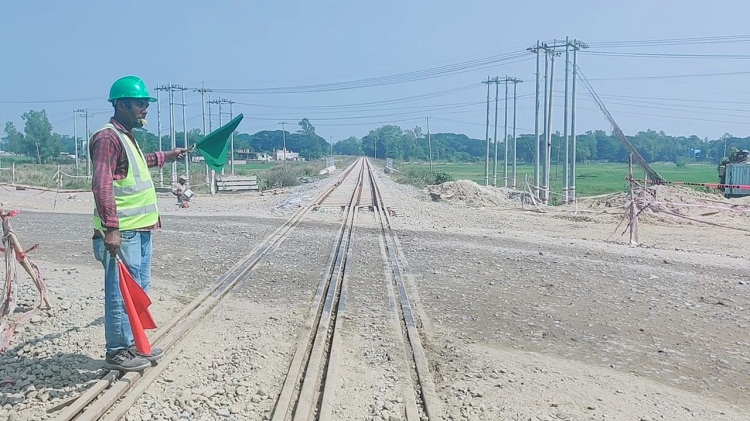 দোহাজারী-কক্সবাজার রেল লাইনের ক্লিপসহ নাট-বল্টু খুলে নিয়ে গেছে দুর্বৃত্তরা 