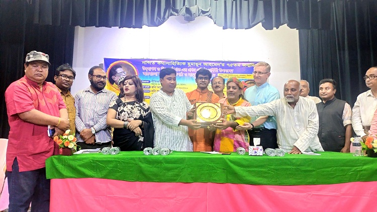 দুর্গাপুরে হিমু পাঠাগার পদক পেলেন গীতিকবি সুজন হাজং