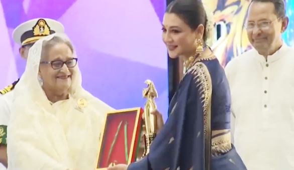 জাতীয় চলচ্চিত্র পুরস্কার দিলেন প্রধানমন্ত্রী