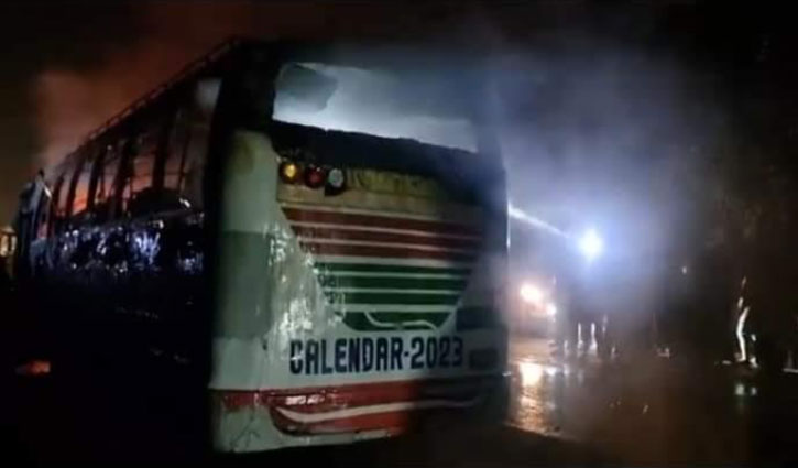 বাগেরহাটে বাসে আগুন