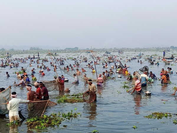বাউৎ উৎসবে সৌখিন শিকারিরা