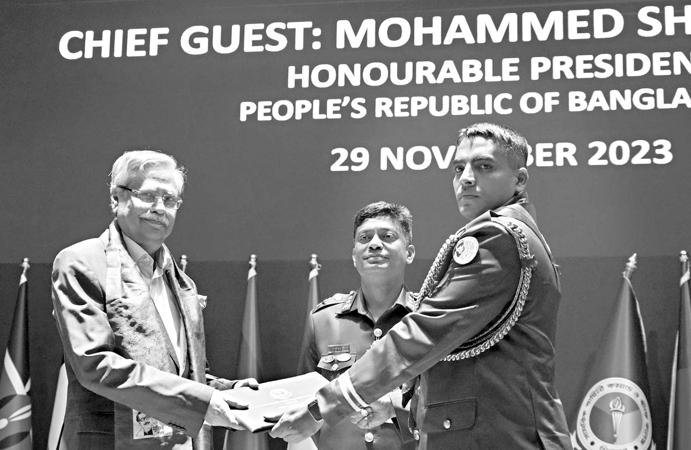 সামরিক বাহিনী কমান্ড ও স্টাফ কলেজে গ্র্যাজুয়েশনের সনদ বিতরণ রাষ্ট্রপতির