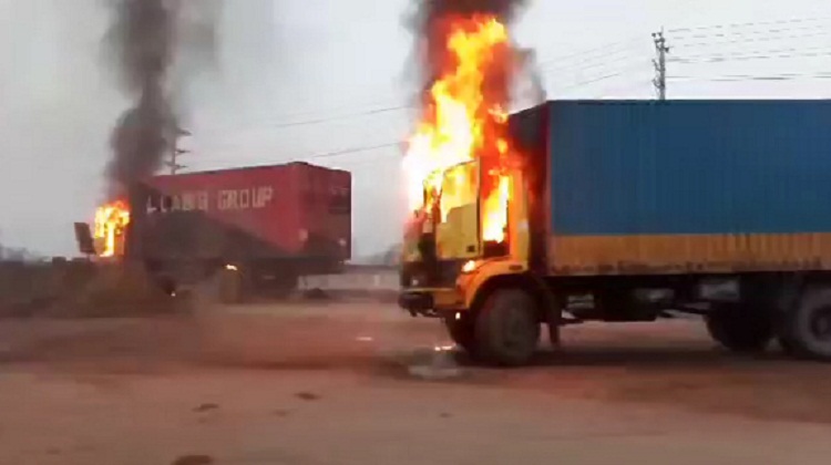 গাজীপুরে দুইটি কাভার্ডভ্যানে আগুন, ককটেল বিস্ফোরণ