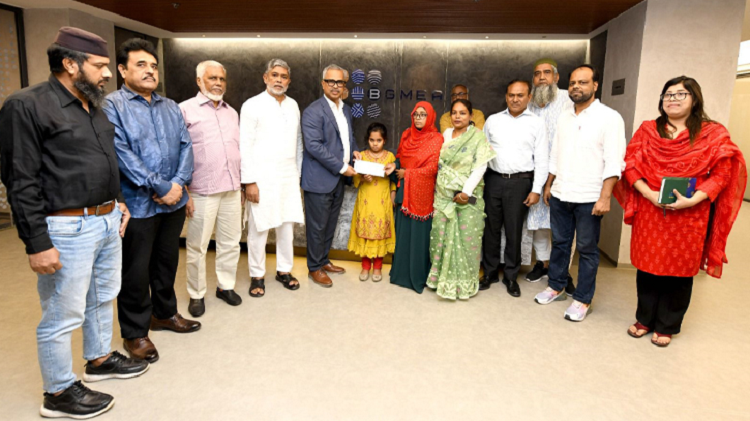 মৃত্যুবরণকারী শ্রমিকের পরিবারকে আর্থিক সহায়তা বিজিএমইএর 
