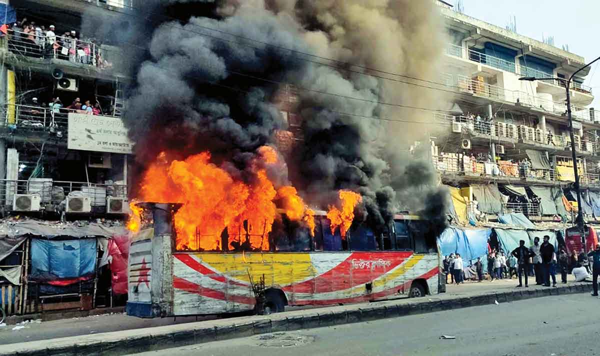 অবরোধ ঘিরে তবুও চলছে অগ্নিসন্ত্রাস