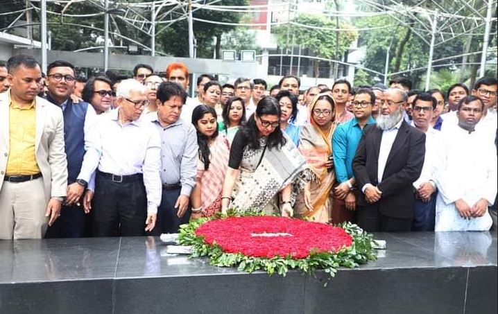 বঙ্গবন্ধুর প্রতিকৃতিতে নবনিযুক্ত জবি উপাচার্যের শ্রদ্ধাঞ্জলি