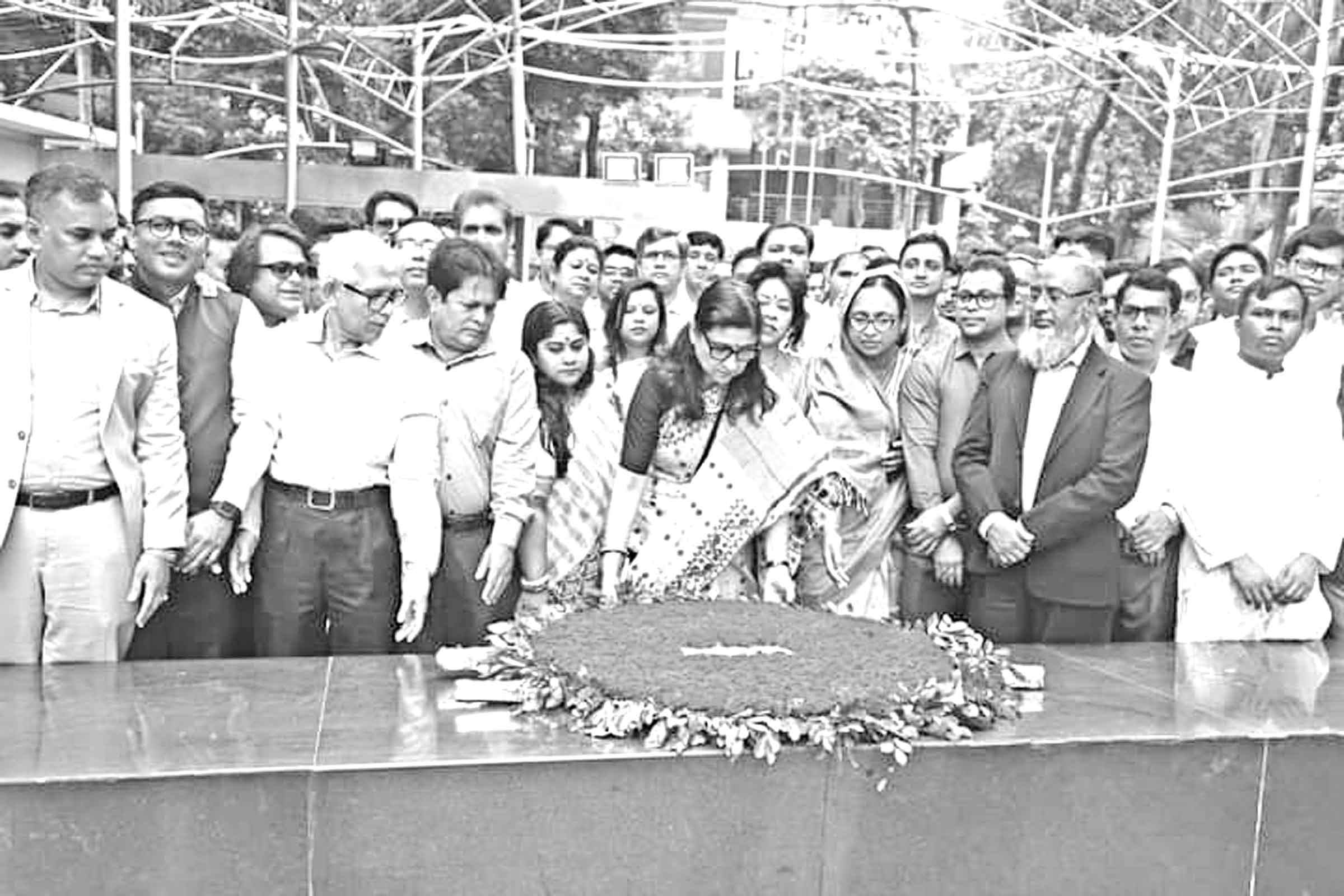 বঙ্গবন্ধুর প্রতিকৃতিতে জবি উপাচার্যের শ্রদ্ধাঞ্জলি