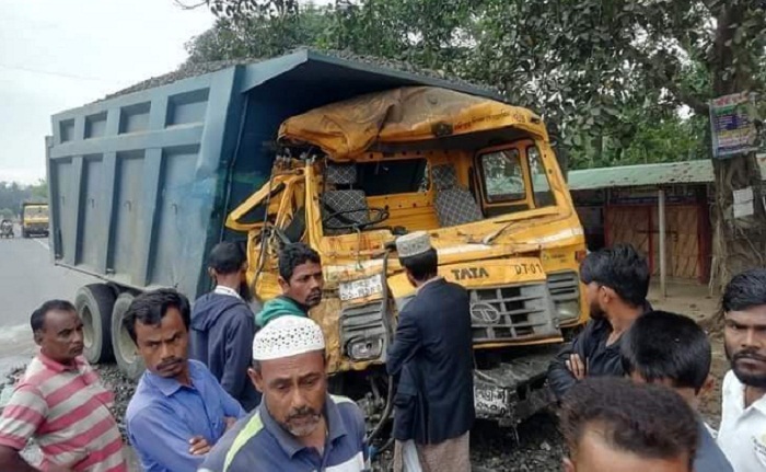 নাজিরহাটে সড়ক দূর্ঘটনায় প্রাণ গেল মামাতো-ফুফাতো ভাইয়ের