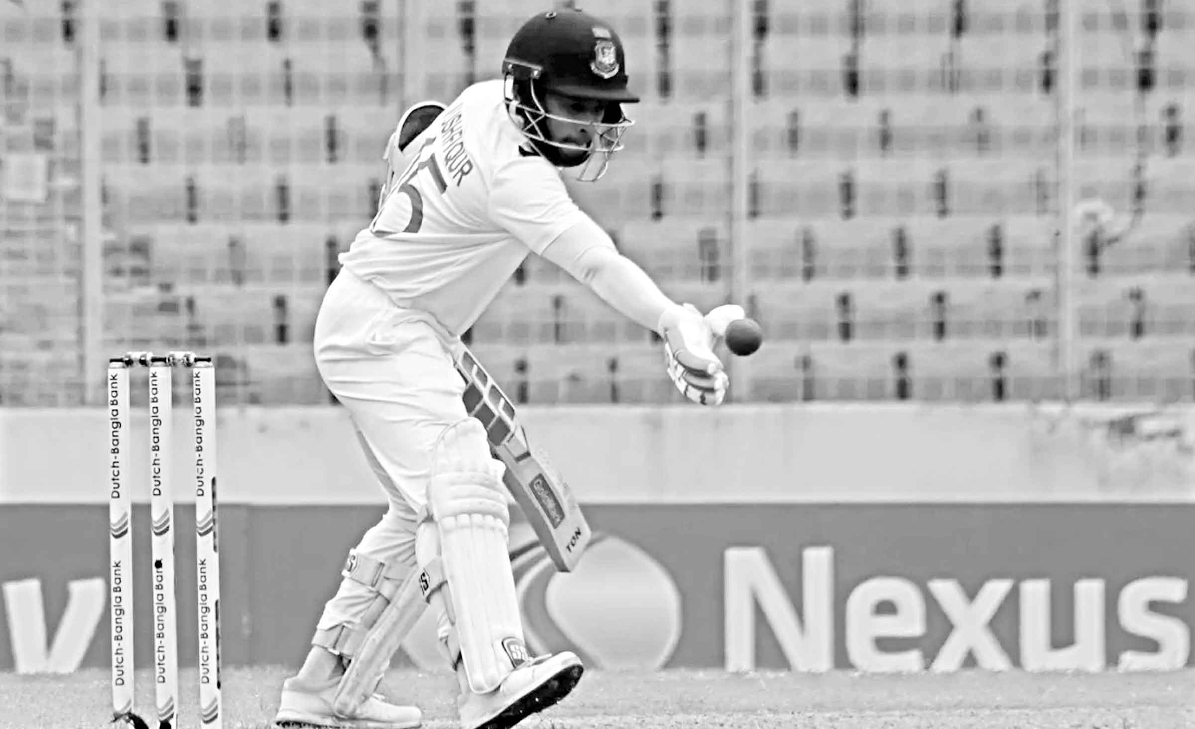 হাত দিয়ে বল আটকিয়ে আউট হলেন মুশফিক
