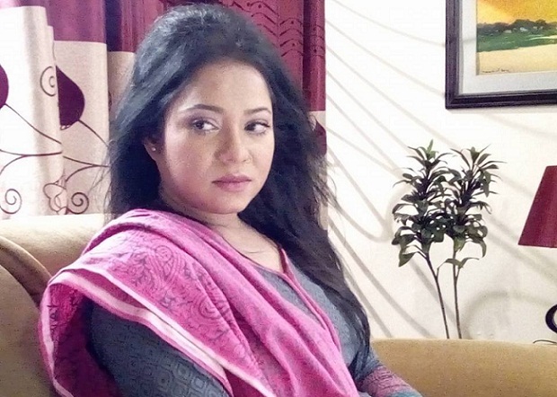 অন্য মঞ্চে ডলি সায়ন্তনী