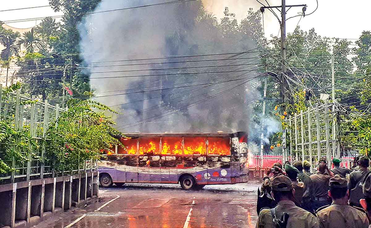 বৃষ্টির মধ্যে ঢাকায় ২ বাসে আগুন