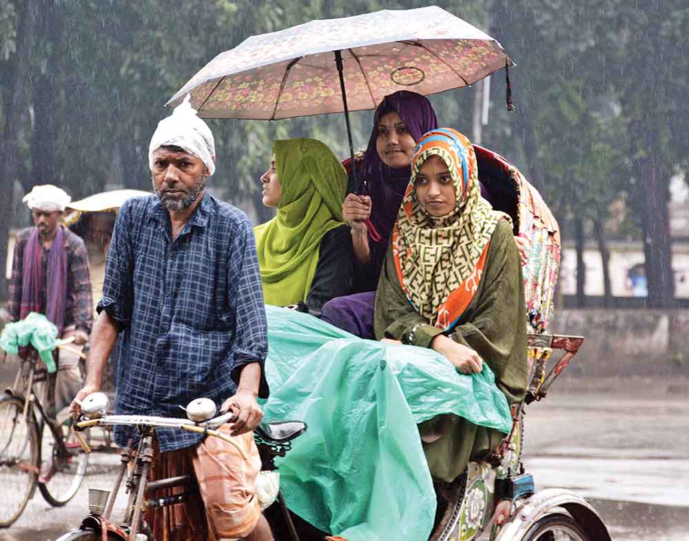 বৃষ্টি ও ঠান্ডায় নিম্ন আয়ের মানুষের দুর্ভোগ বেড়েছে