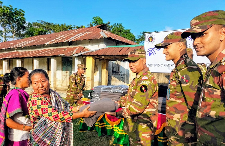 দীঘিনালায় ৪ শতাধিক পরিবারকে শীতবস্ত্র দিয়েছে সেনাবাহিনী