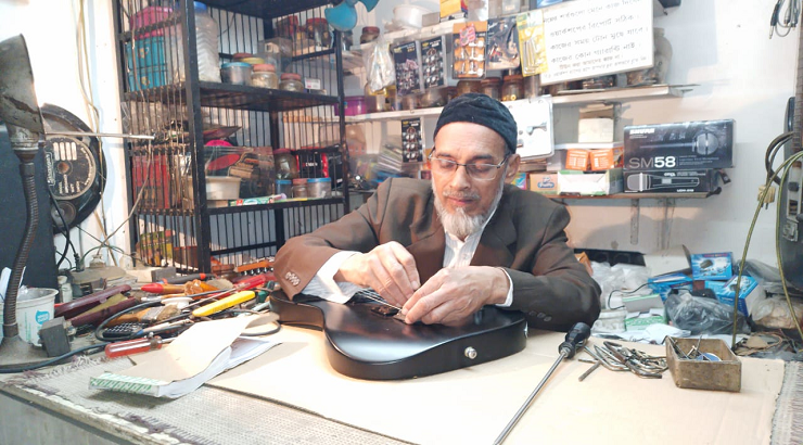 শিল্পীরা তাকে ডাকেন 'গিটারের ডাক্তার'