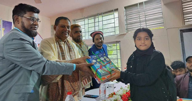 বছরের প্রথম দিনেই হাতে হাতে নতুন বই