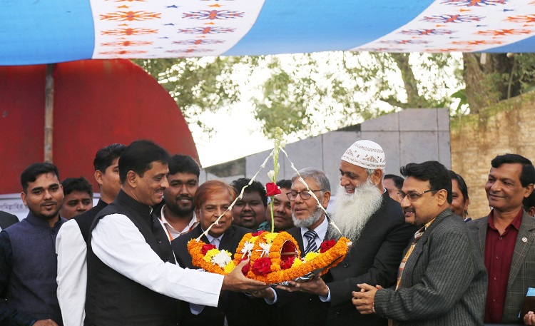 নৌকা প্রার্থীকে ফুল দিয়ে বরণ করলেন মাভাবিপ্রবি ভিসি