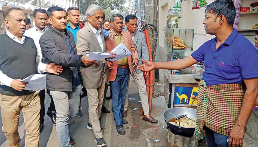 ভোট বর্জনে বিএনপির লিফলেট বিতরণ