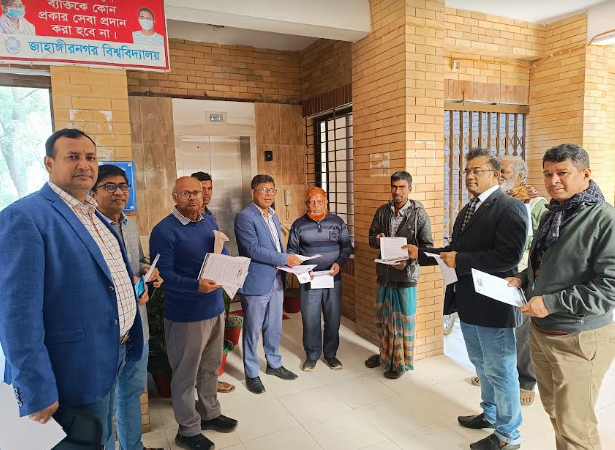 'ডামি নির্বাচন' বর্জনে জাবির বিএনপিপন্থী শিক্ষকদের লিফলেট বিতরণ
