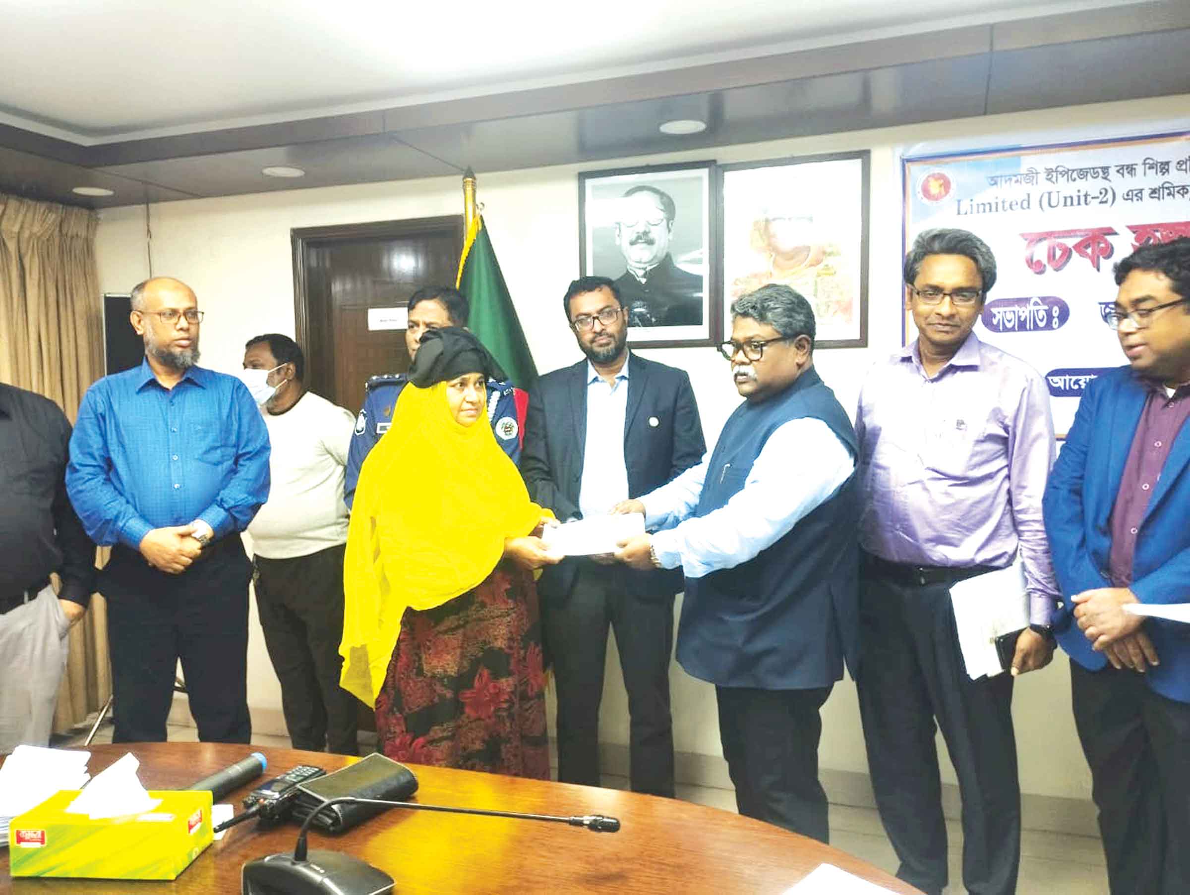 আদমজী ইপিজেডের বন্ধ কোম্পানির শ্রমিকদের বকেয়া পরিশোধ শুরু