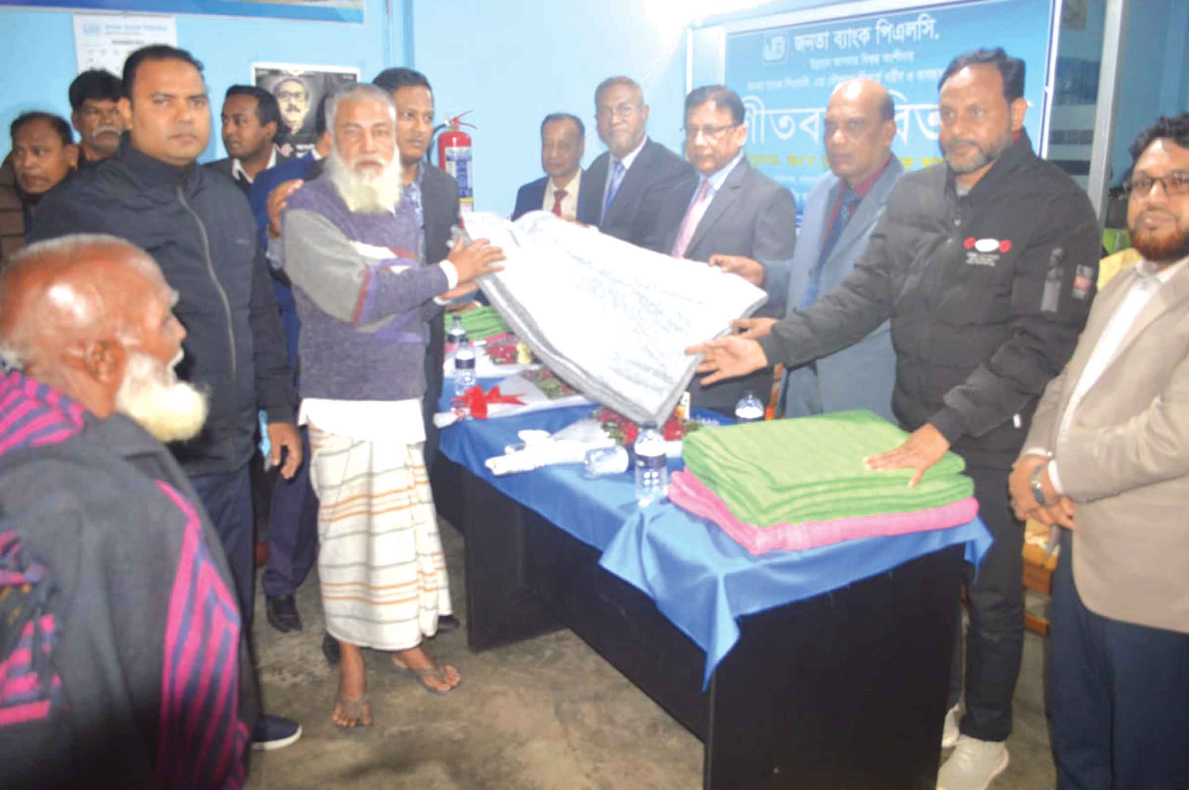 রংপুরে জনতা ব্যাংকের কম্বল বিতরণ