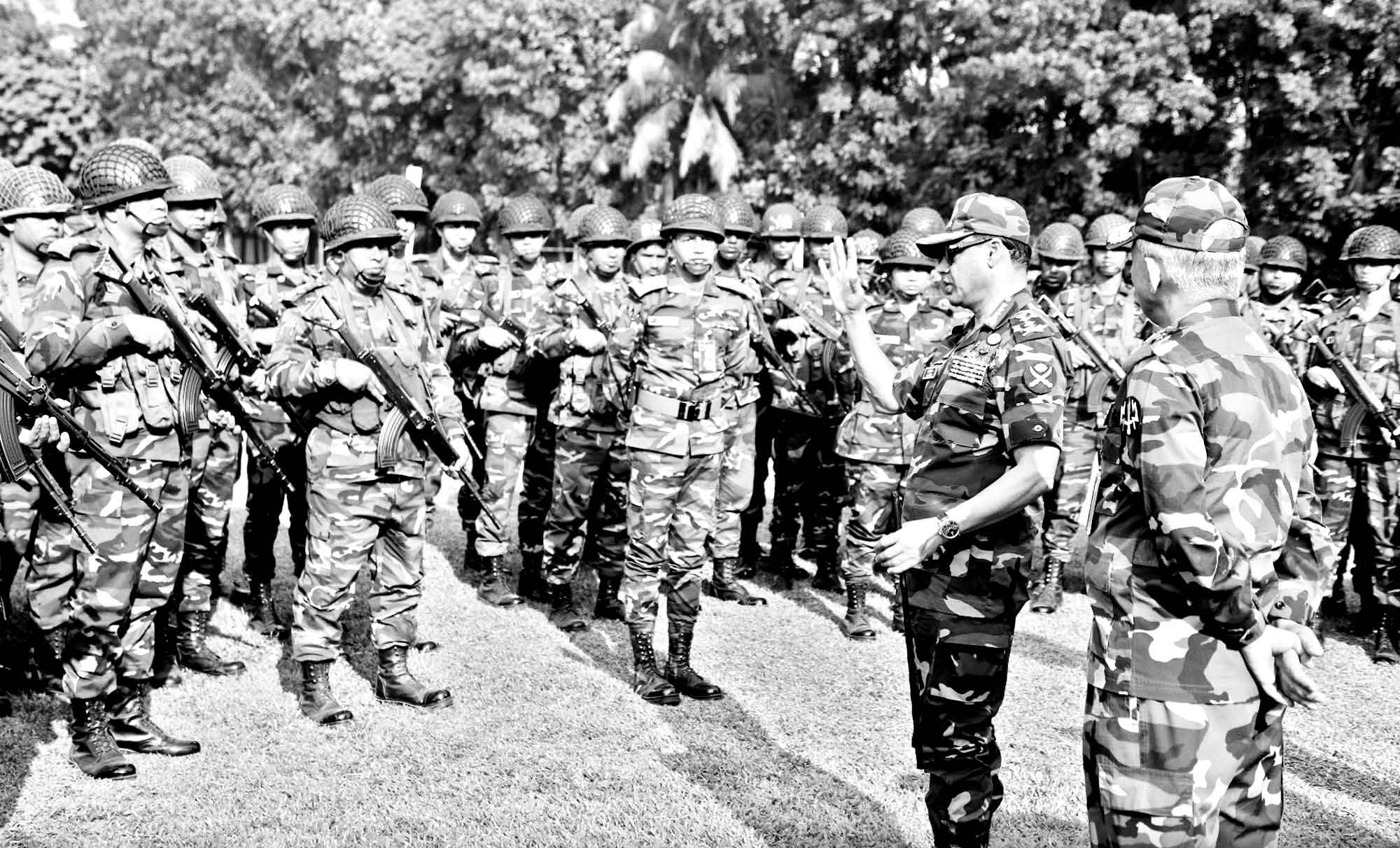যশোর, সাভার ও ঢাকায় মোতায়েনকৃত সেনাবাহিনীর কার্যক্রম পরিদর্শন সেনাপ্রধানের