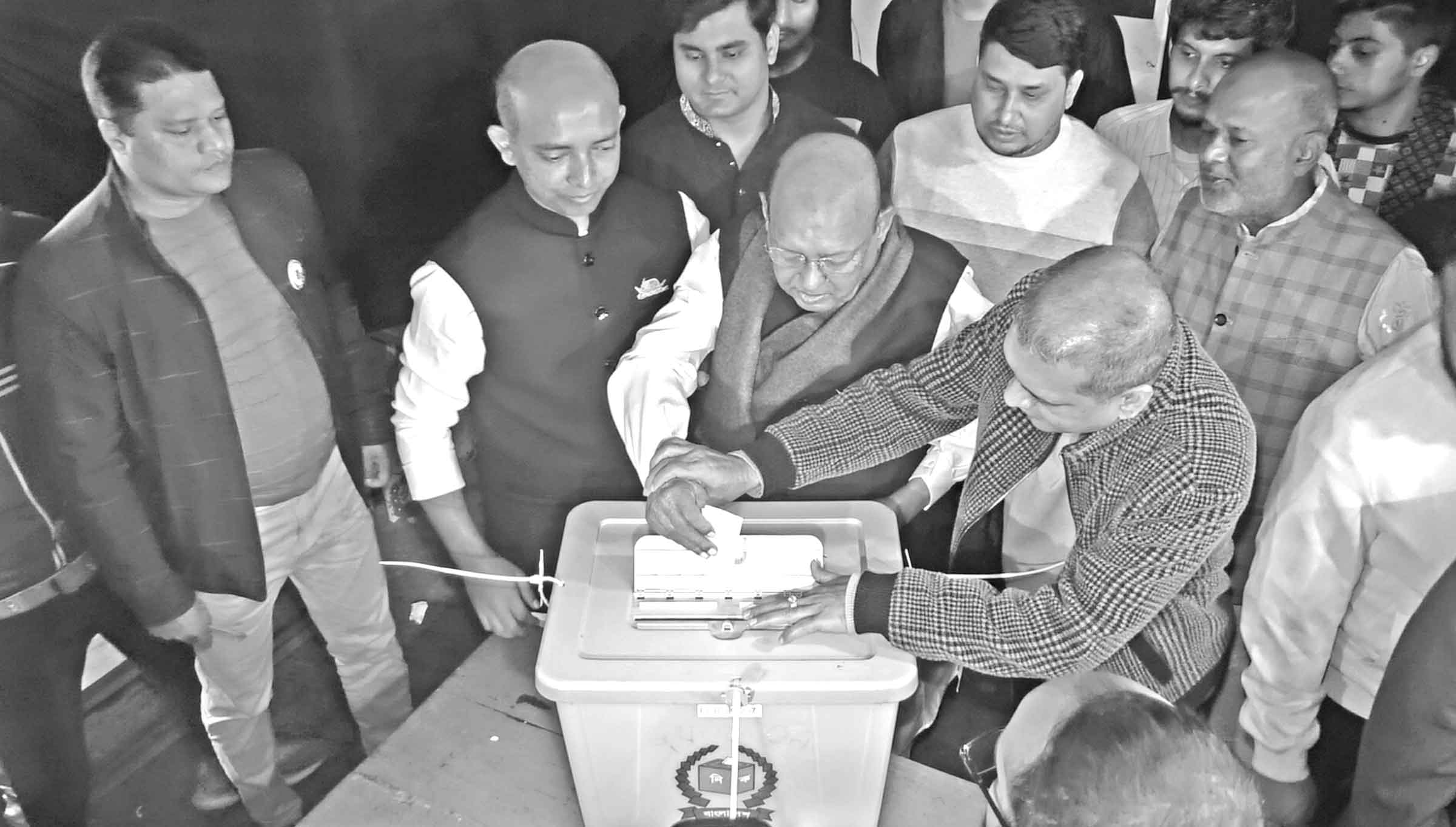 ভোলায় ভোটারদের ব্যাপক উপস্থিতিতে ভোট দিলেন তোফায়েল আহমেদ