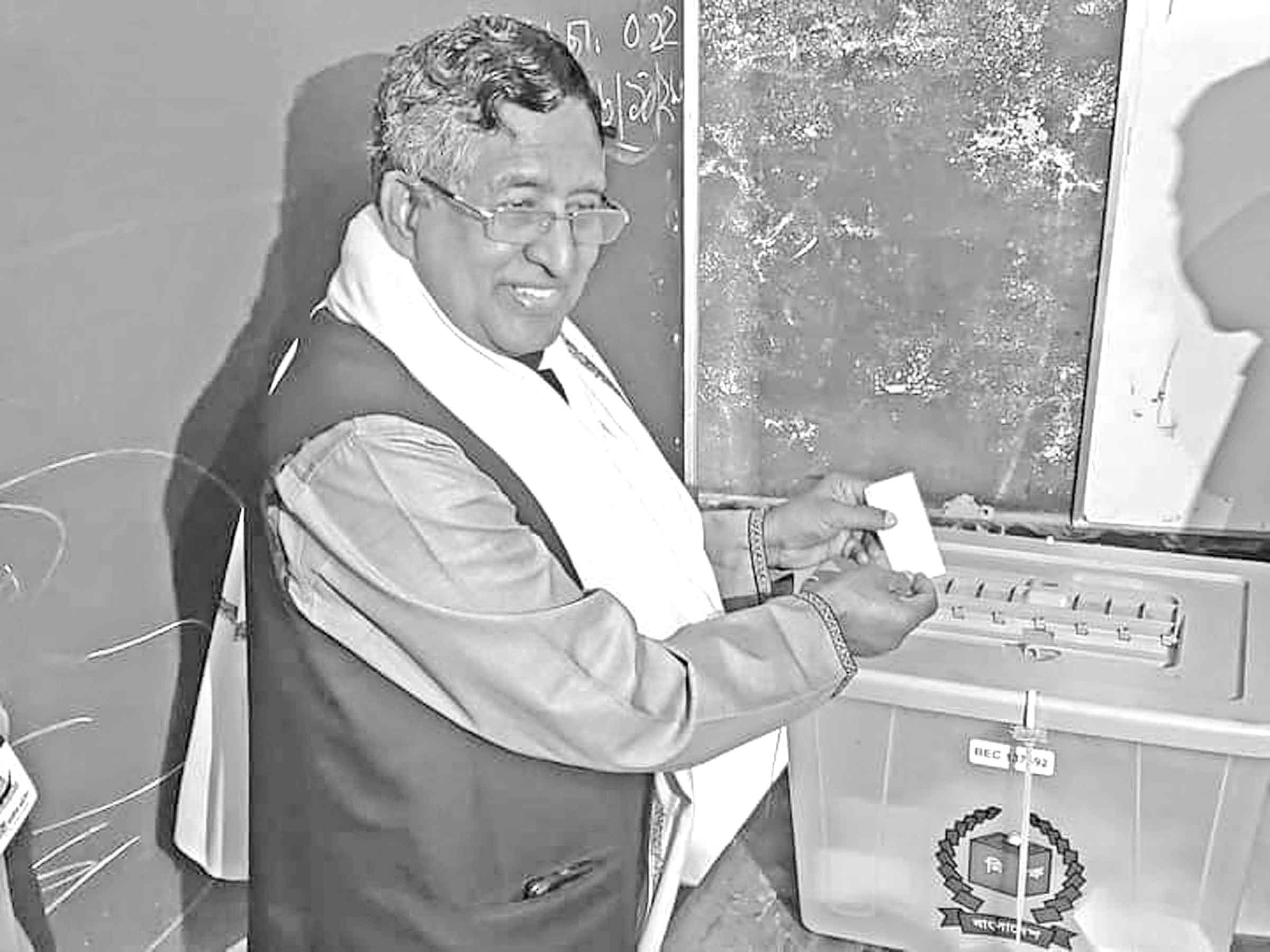 নিজ গ্রামে ৯৪ বছর বয়সি মাকে নিয়ে ভোট দিলেন কৃষিমন্ত্রী