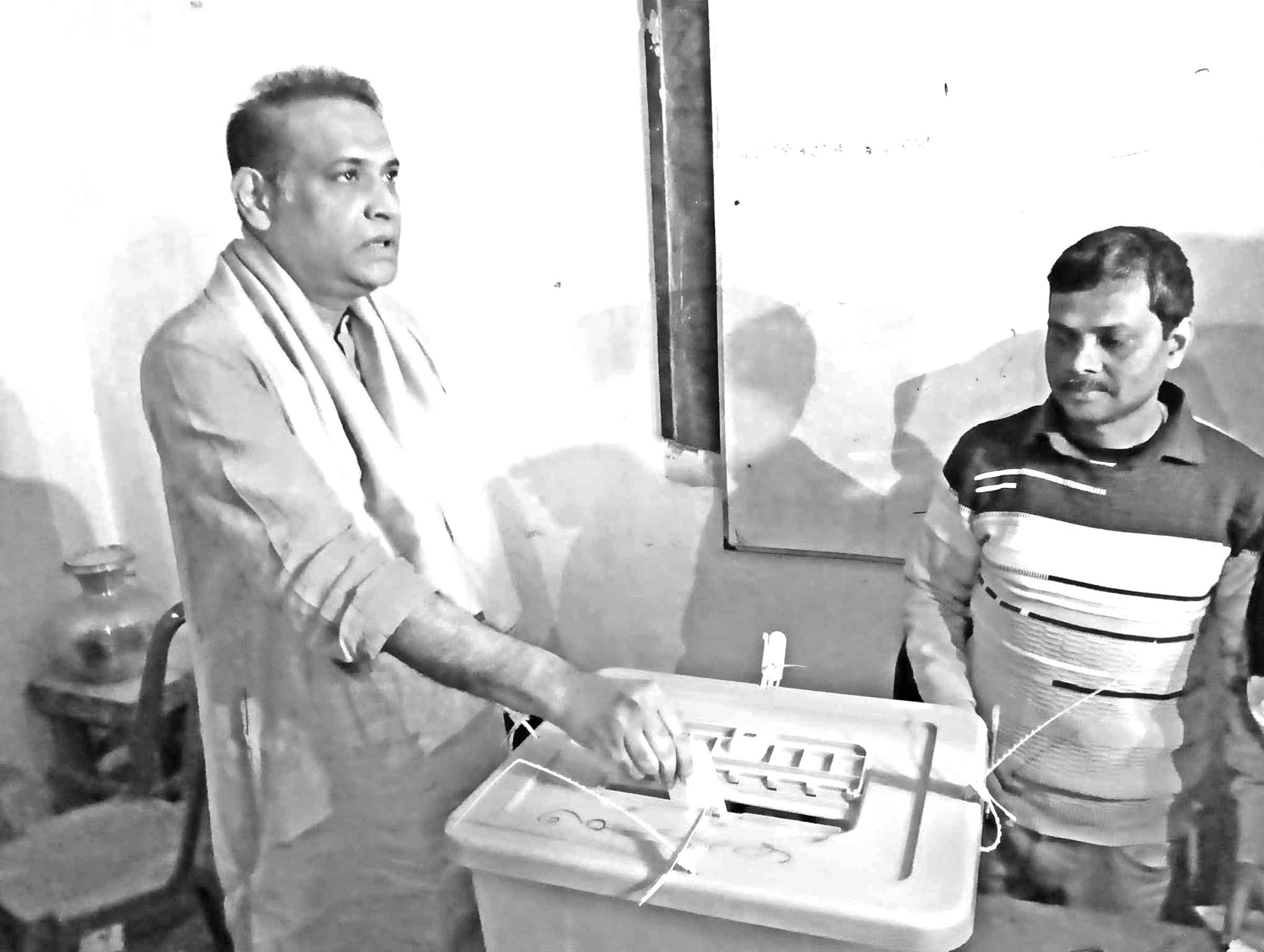 আনোয়ারায় নিজ কেন্দ্র ভোট দিলেন ভূমিমন্ত্রী জাবেদ