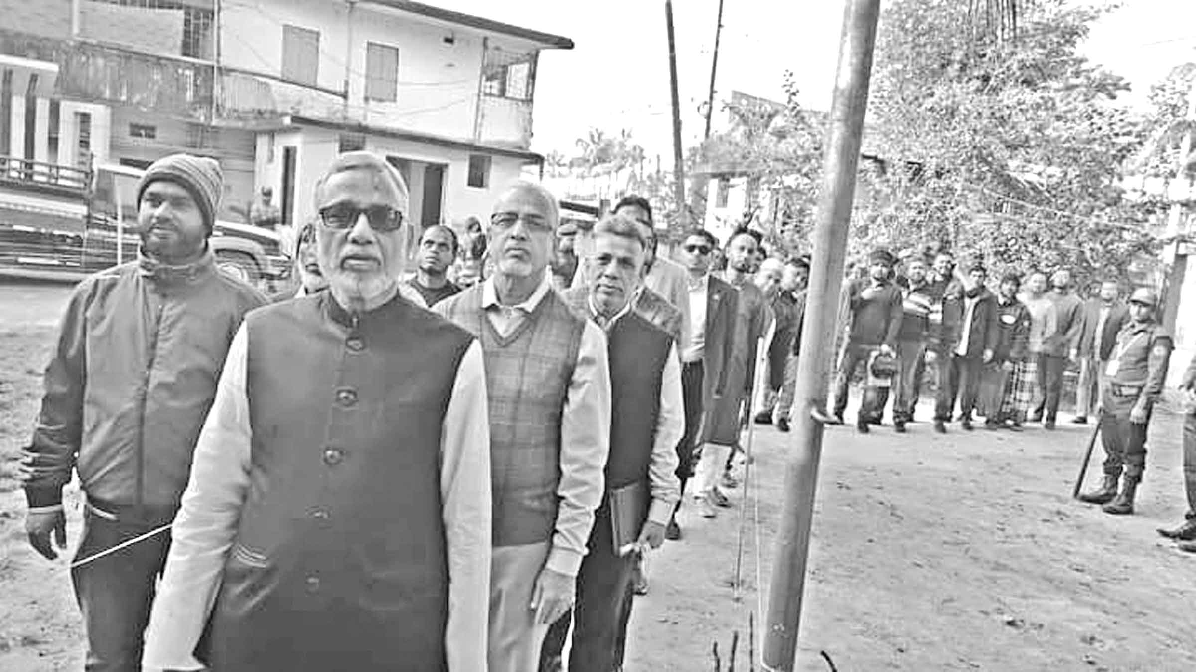 লাইনে দাঁড়িয়ে ভোট দিলেন পরিবেশমন্ত্রী শাহাব উদ্দিন