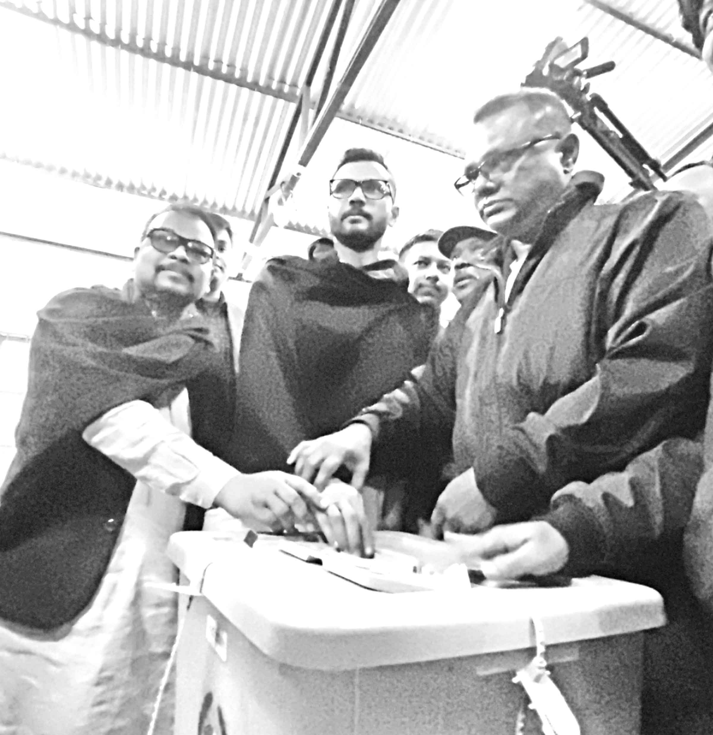 নড়াইলের টেকনিক্যাল স্কুল কলেজ কেন্দ্রে ভোট দিলেন মাশরাফি