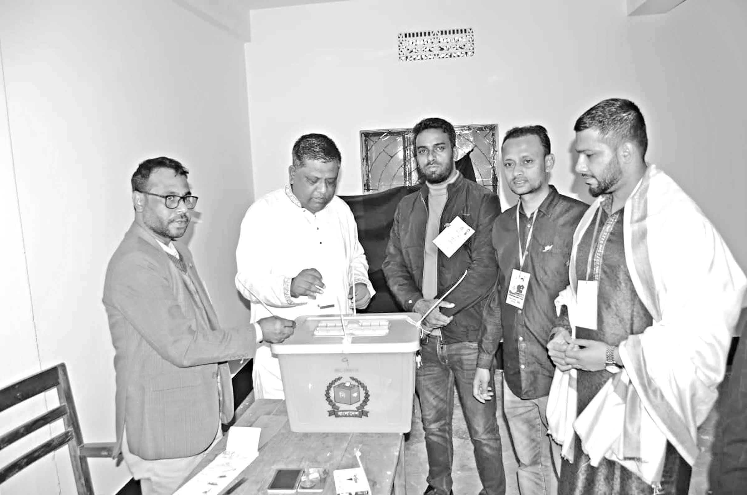 ভোট দিলেন সিসিক মেয়র আনোয়ারুজ্জামান চৌধুরী