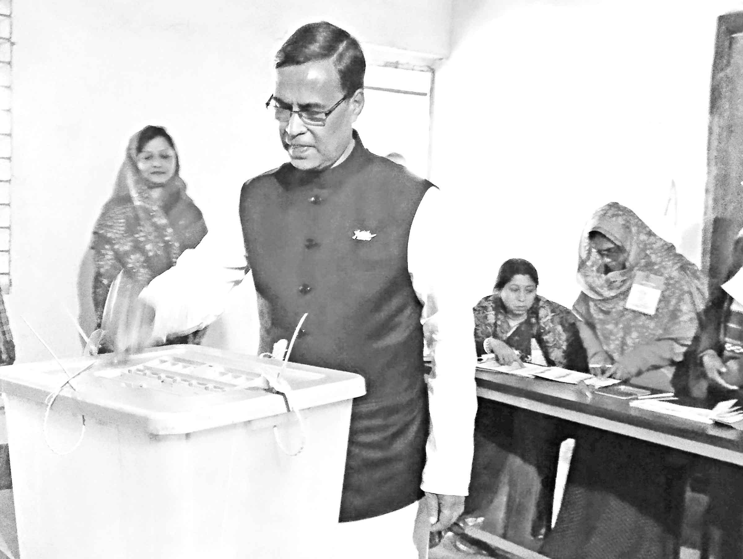 মোহনগঞ্জ মহিলা কলেজ কেন্দ্রে ভোট দিলেন নৌকার প্রার্থী সাজ্জাদুল
