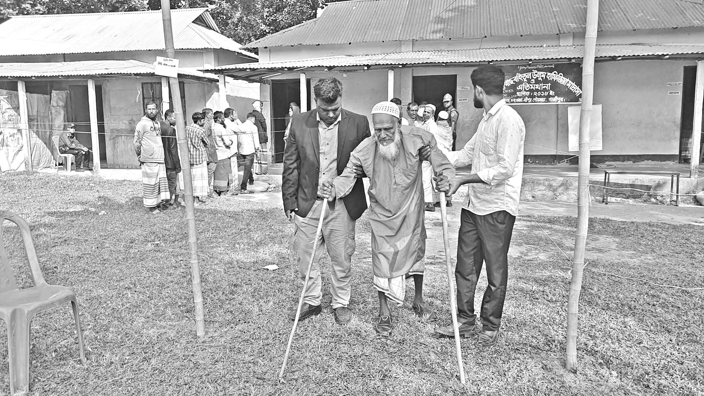 ভোটাধিকার রক্ষায় লাঠিতে ভর দিয়ে ভোট কেন্দ্রে শতবর্ষী বৃদ্ধ গফুর!
