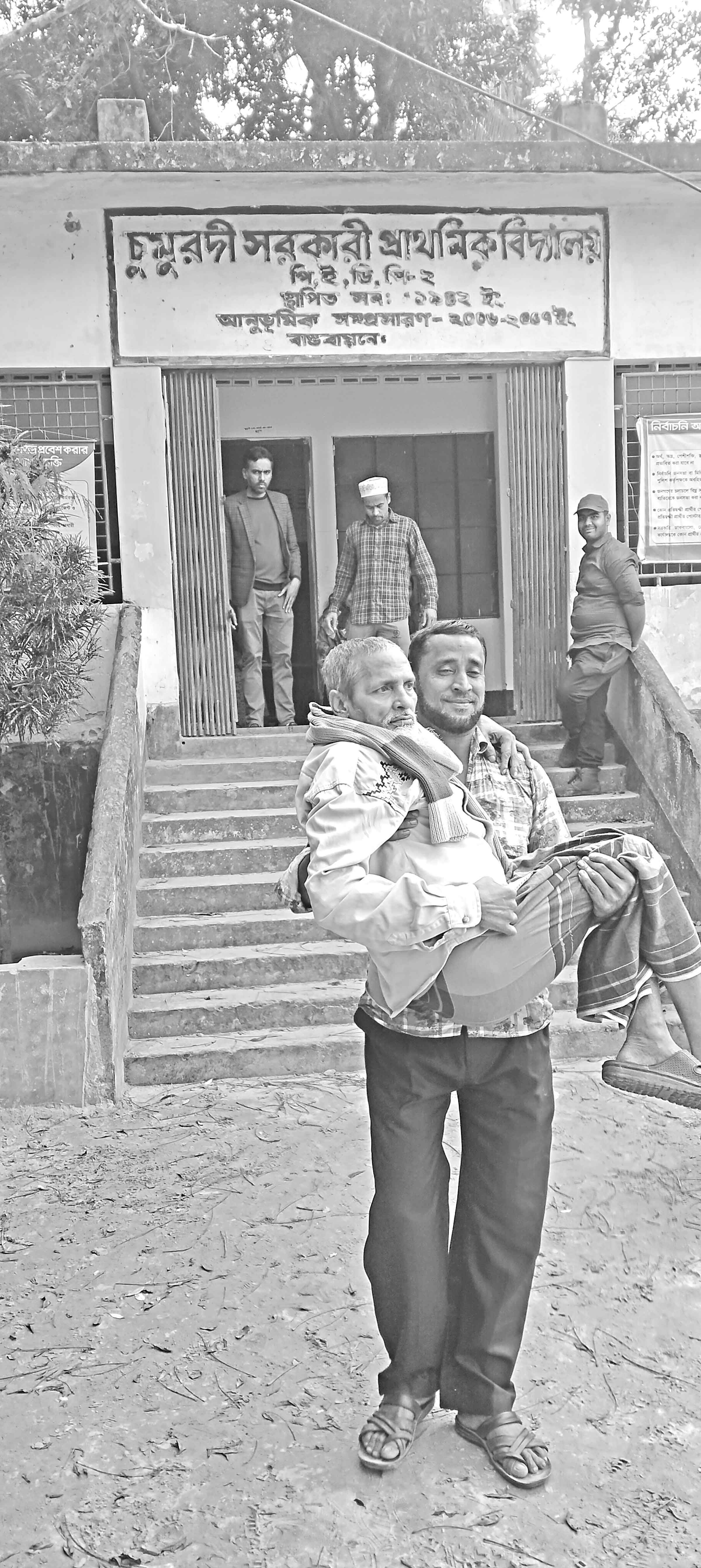 ছেলের কাঁধে চড়ে ভোট দিতে এসেছেন অসুস্থ সিরাজ