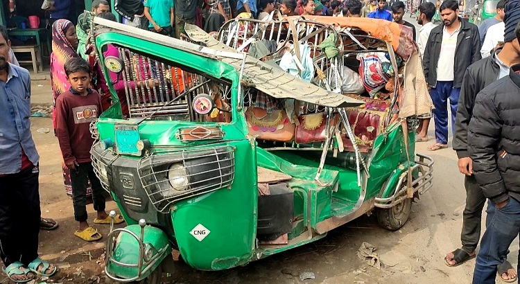 সিঙ্গাইরে ড্রাম ট্রাক ও সিএনজি সংর্ঘষে নিহত ৩