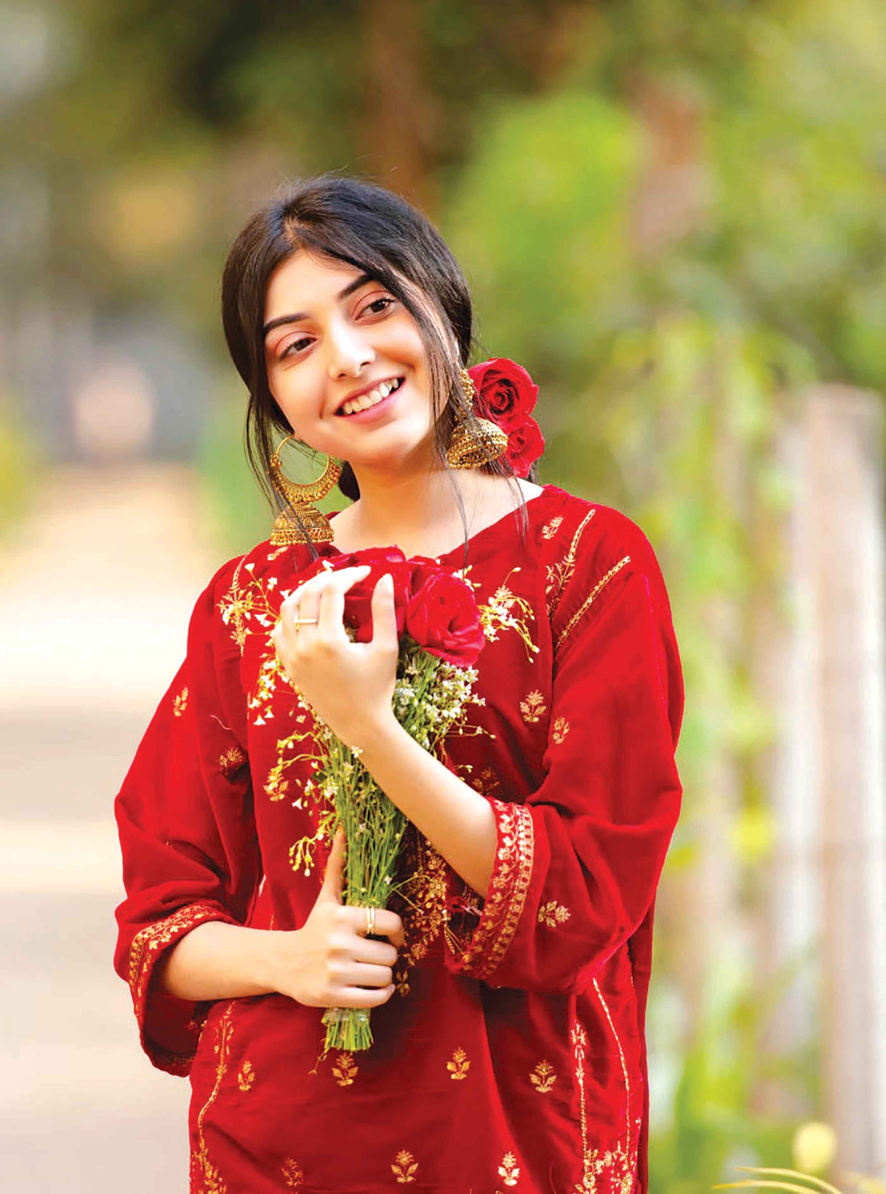 মানুষ গান শোনার চাইতে দেখতে চায় বেশি