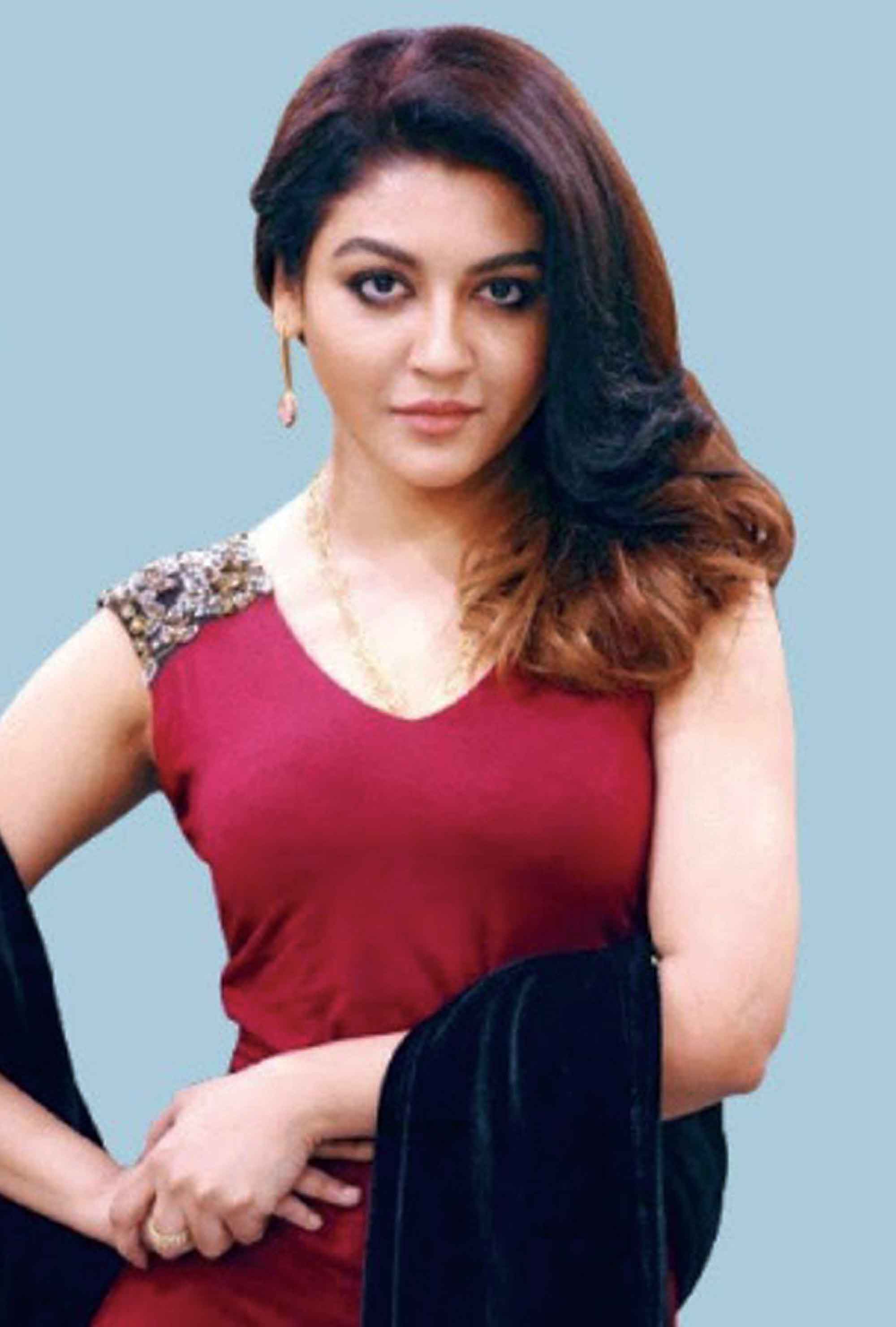 ভোট দিয়ে আঙুলে প্রমাণ দিলেন তারকারা